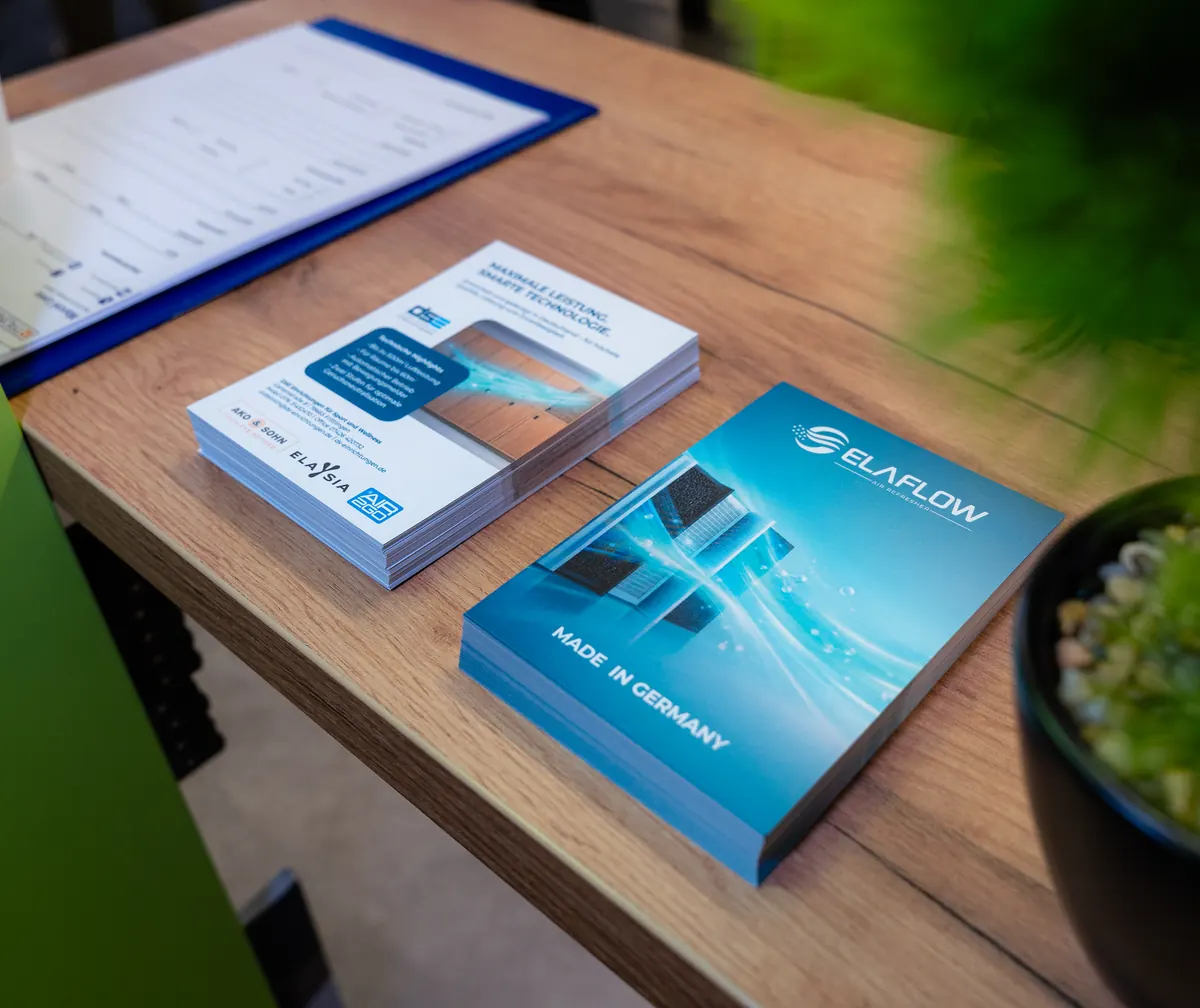 Flyer zum ELAFLOW Air Refresher auf einem Stehtisch am Messestand