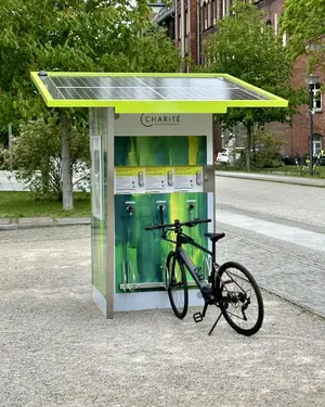 Solar-Ladestation mit E-Bike vor der Charité auf dem Klinikgelände
