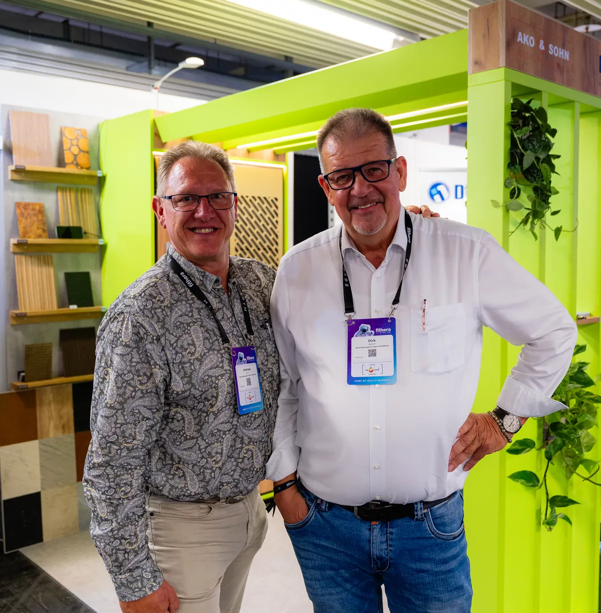 Andi von AKO & Sohn und Dirk von DSE am ELAFLOW-Messestand der fithera