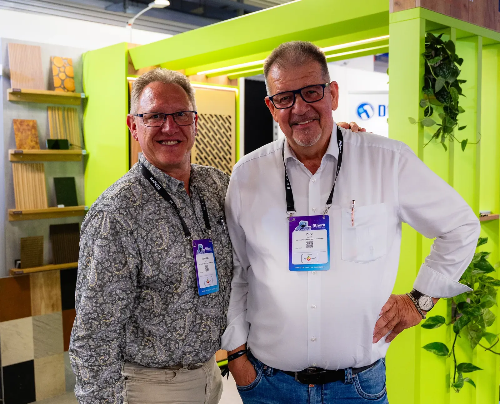 Andi von AKO & Sohn und Dirk von DSE am ELAFLOW-Messestand der fithera