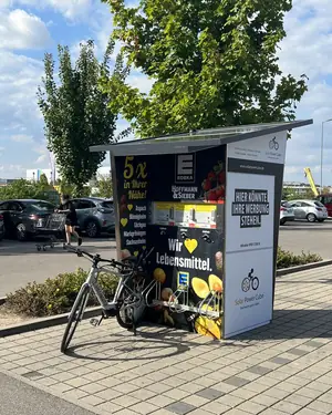 Autarke E-Bike-Ladestation mit Werbeflächen auf einem Firmenparkplatz