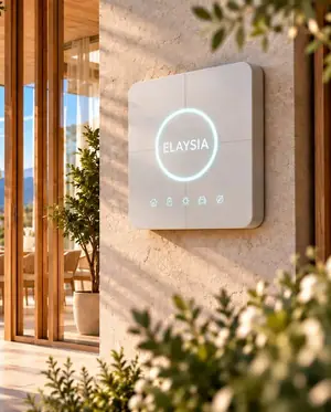 Smart-Energy-Wandpanel von ELAYSIA neben einer offenen Terrasse